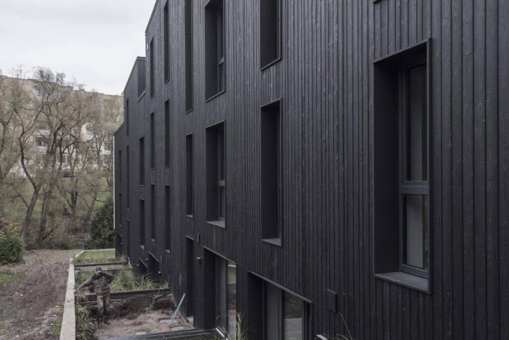 must põletatud lehis kortermaja fassaad