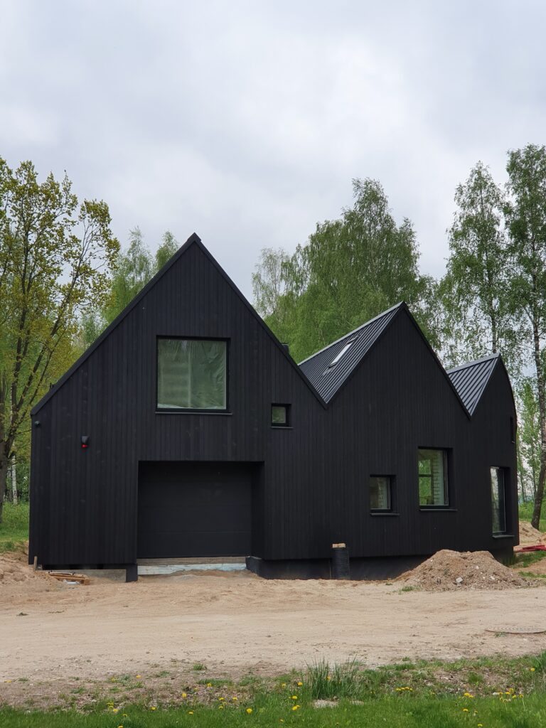 must põletatud puidust eramaja