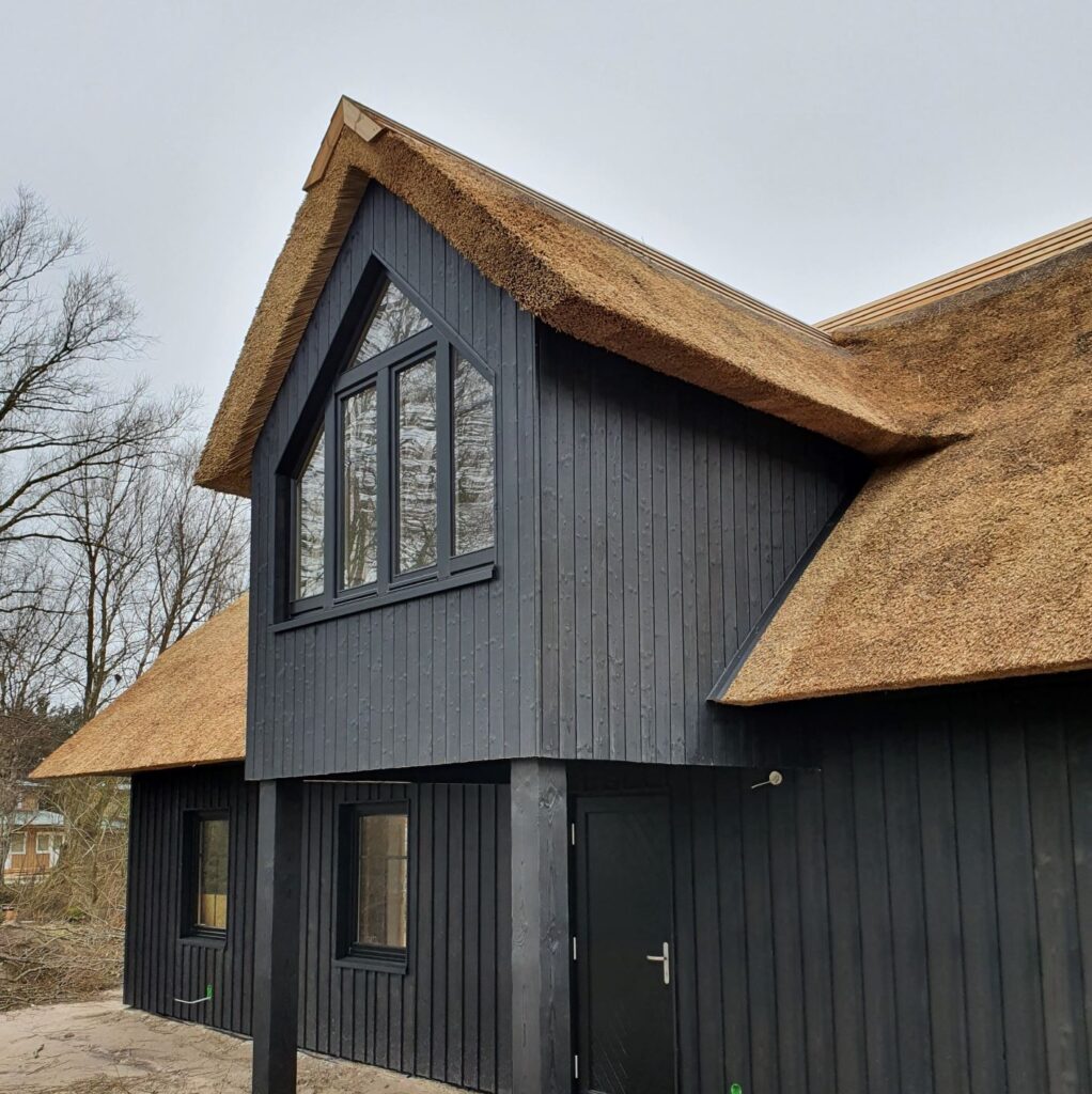 Must kuusk põletatud puidust fassaad