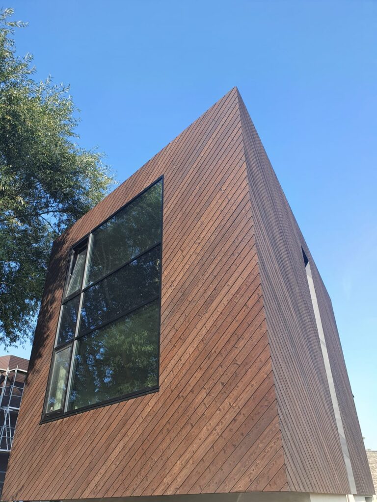 Tumepruun põletatud kuusk fassaad