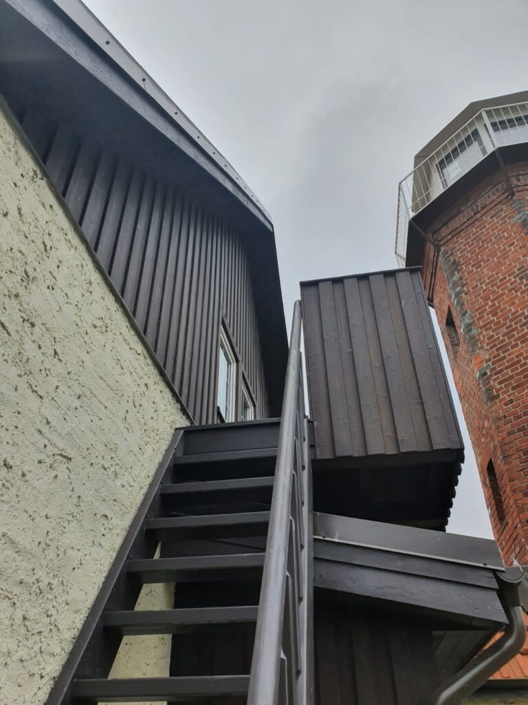 Tumepruun põletatud kuusk fassaad