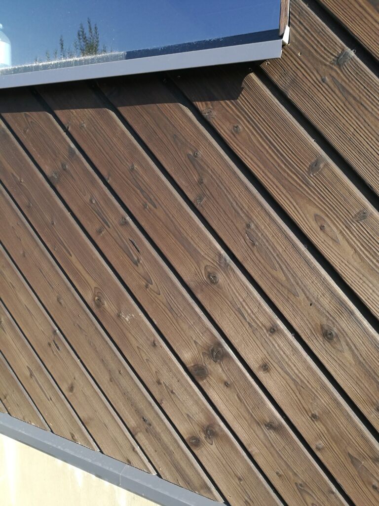 Tumepruun põletatud kuusk diagonaalfassaad