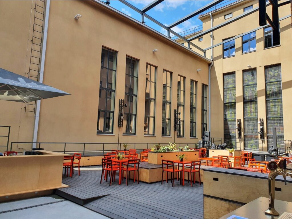 tumehall põletatud lehisest terrass