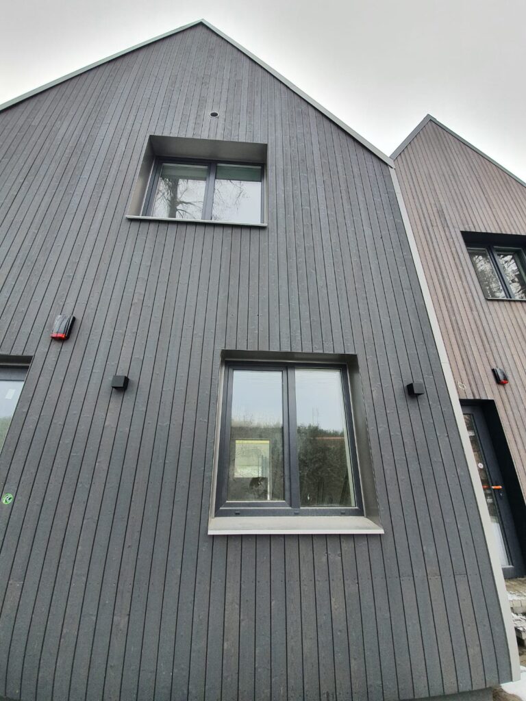 Tumehall kuusk põletatud puit fassaad