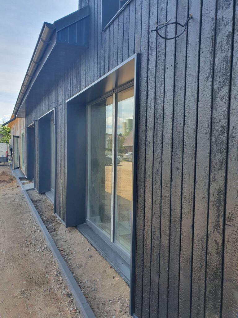 sügavpõletatud lehis eramaja fassaad