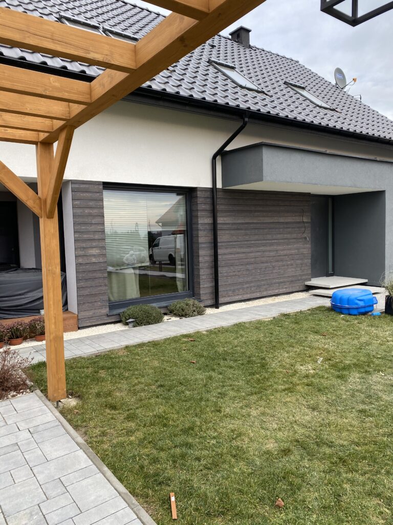 helehall põletatud puidust eramaja fassaad