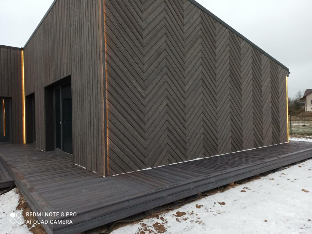 Põletatud puidust kalasaba fassaad, helehall kuusk