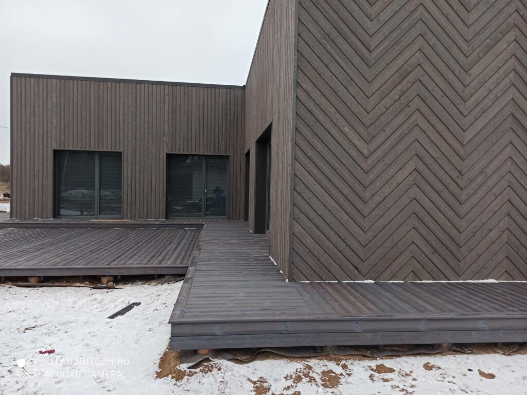 Helehall Kuusk põletatud puidust fassaad ja terrass