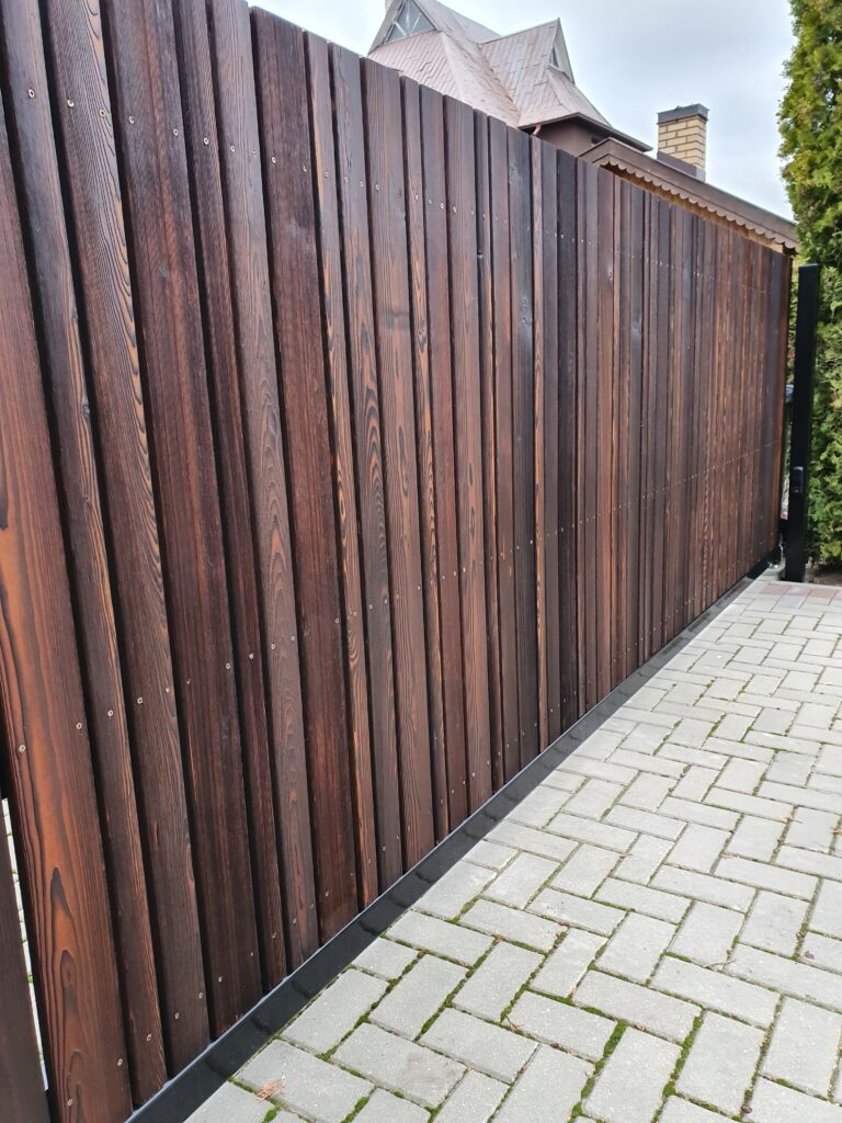 punase merevaigu tooni põletatud puidust liugvärav