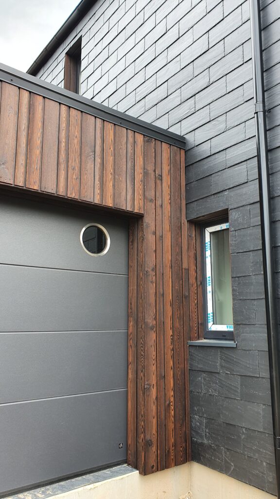 punane merevaik põletatud puidust garaaž