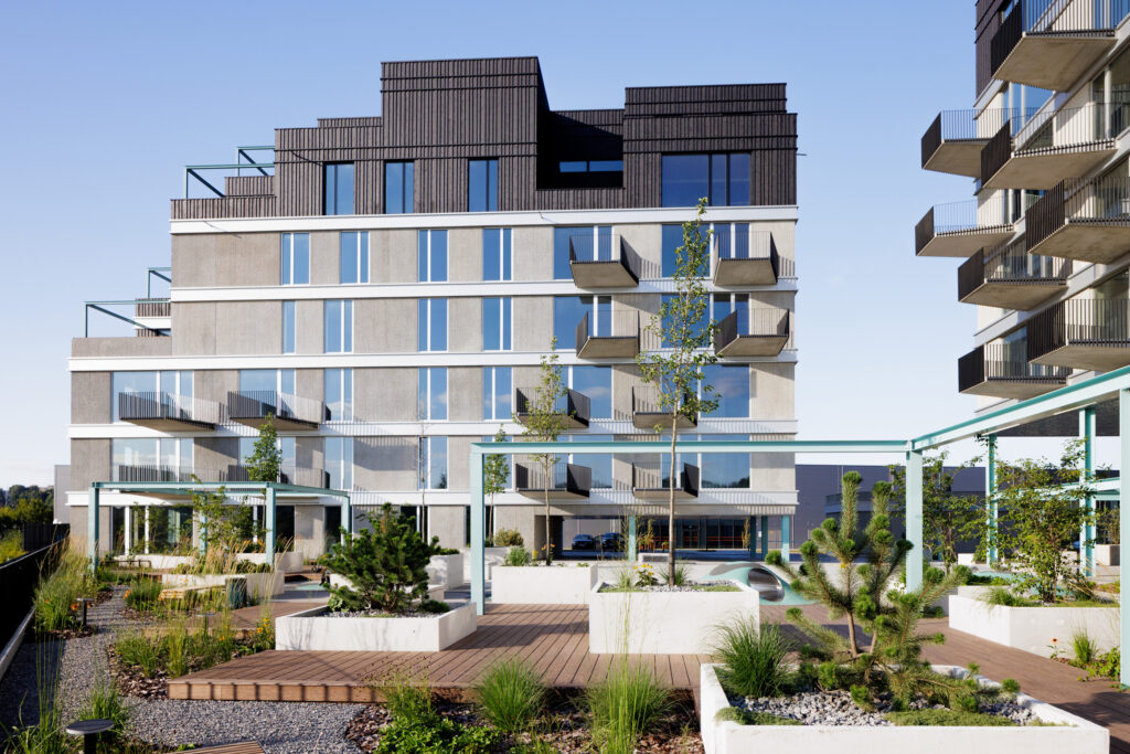 kortermaja katusekorrused termopuidust fassaadiga